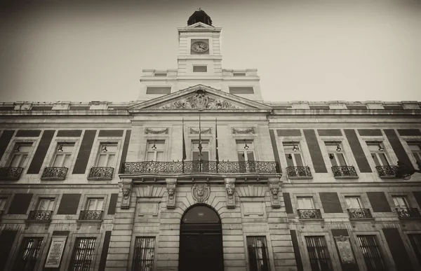 Edifício Real Casa de Correos em Madrid, Espanha. Fotografia em sépia — Fotografia de Stock