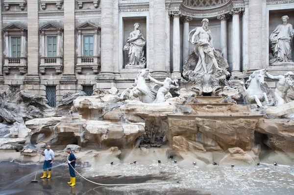 Arbetstagare rengöring Fontana di Trevi, Rom — Stockfoto