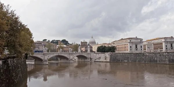 在罗马，不堪重负的台伯河 — 图库照片