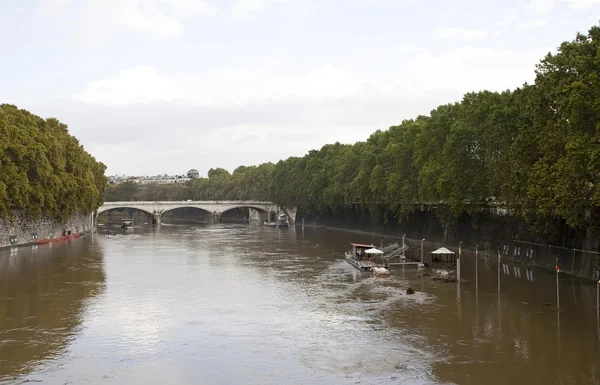 Річки Тибр в Римі, перевантажені — стокове фото