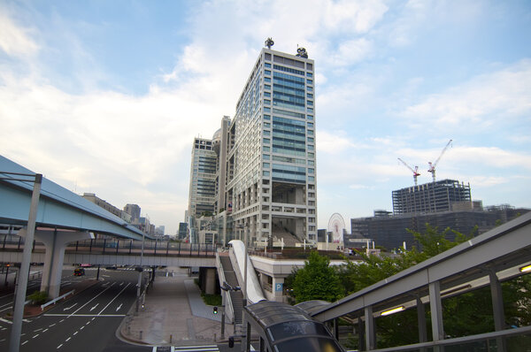 Здание Fuji TV в Токио
