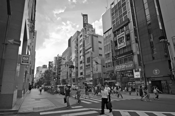 Distrito de Street Shinjuku em Tóquio. Fotografia em preto e branco — Fotografia de Stock
