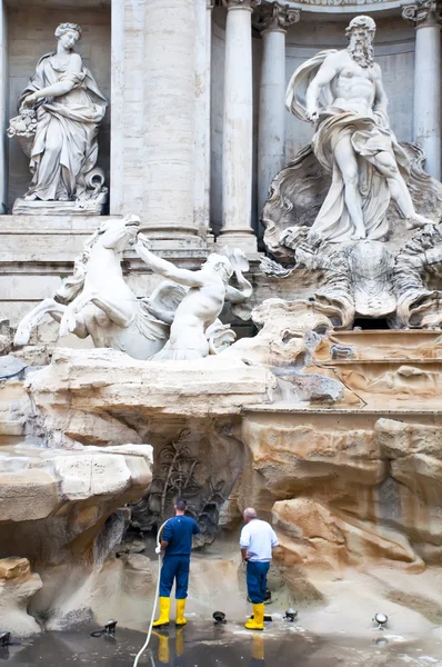 工人清洗特雷维喷泉，罗马 — 图库照片