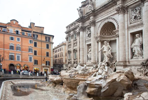 Рабочие чистят фонтан Треви, Рим — стоковое фото