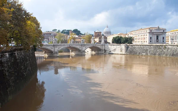 Río Tíber en Roma, abrumado — Foto de Stock