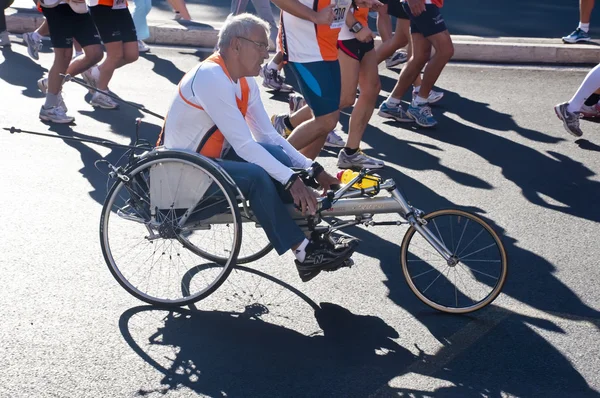 Handicap atleten in een rolstoel in de run voor voedsel race in rome — Stockfoto