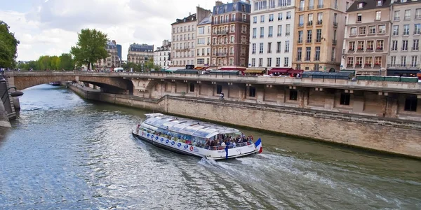 Barco turístico navegando por el Sena —  Fotos de Stock