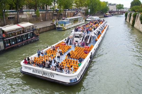 Touristenboot auf der Seine — Stockfoto