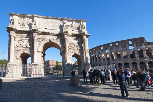 El Coliseo Romano y el Arco de Constantino en Roma, Italia Imagen De Stock