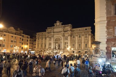 Roma'daki trevi Çeşmesi gece manzarası
