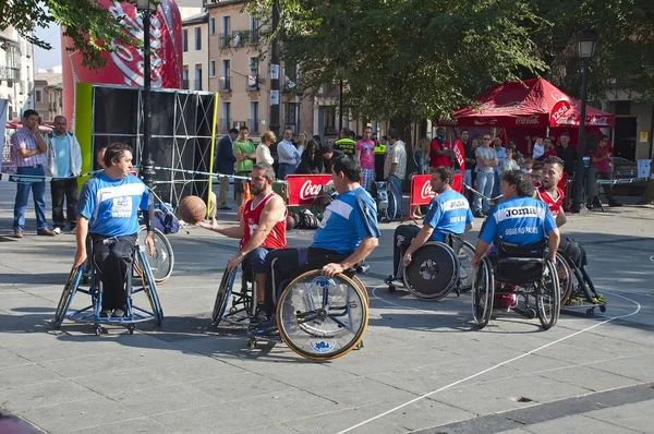 Män rullstol basket åtgärder — Stockfoto