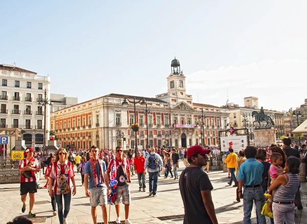 At.Madrid kibiców na placu plaza mayor w Madrycie — Zdjęcie stockowe