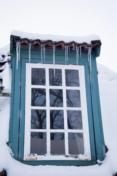 Maison en hiver enneigé — Photo