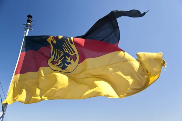 Bandeira na frente do céu azul — Fotografia de Stock