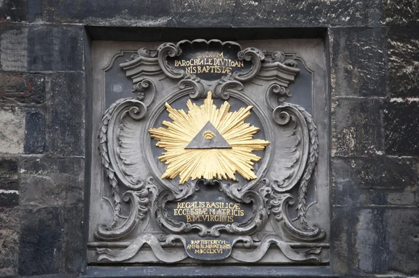 Σύμβολο μάτι σε μια πυραμίδα — Φωτογραφία Αρχείου