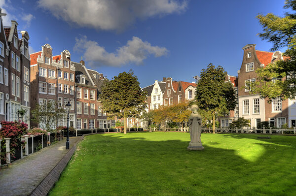 Beguinage in the old town of amsterdam, netherlands (hdr)