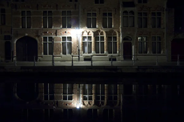 Брюгге ночью — стоковое фото