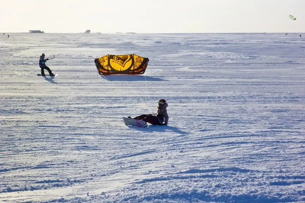 雪の中でカイトサーファー — ストック写真