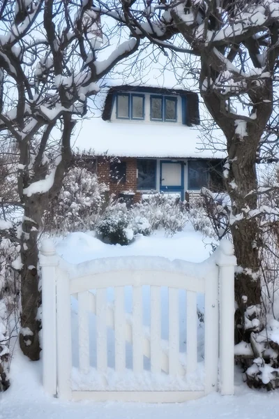 雪盖茅草的屋顶 — 图库照片