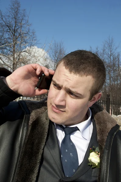 Młody mężczyzna rozmawiający przez telefon. — Zdjęcie stockowe