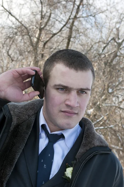 Młody mężczyzna rozmawiający przez telefon. — Zdjęcie stockowe