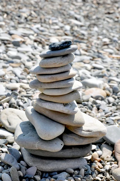 Баланс камней на пляже — стоковое фото