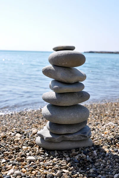 Баланс камней на пляже — стоковое фото
