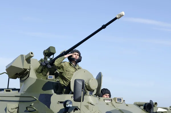 พาเหรดการฝึกอบรมบุคลากรเกราะ BTR-82 — ภาพถ่ายสต็อก