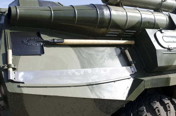 Portapezzi blindato BTR-82Ligu- utensile ausiliario, pala e sega — Foto Stock