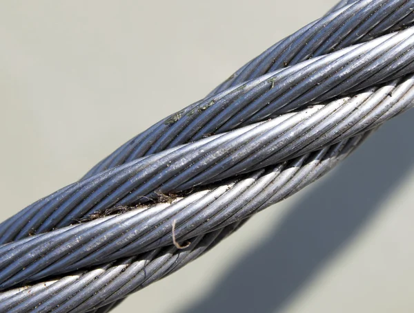Um fragmento de uma corda de reboque de metal — Fotografia de Stock