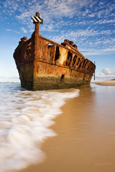 Das alte und rostige Schiffswrack — Stockfoto