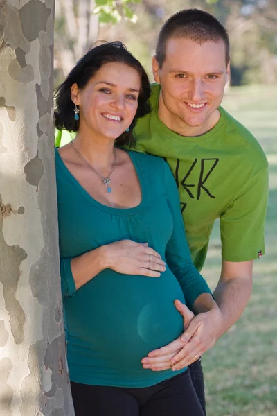 Щаслива пара вагітна Ліцензійні Стокові Зображення