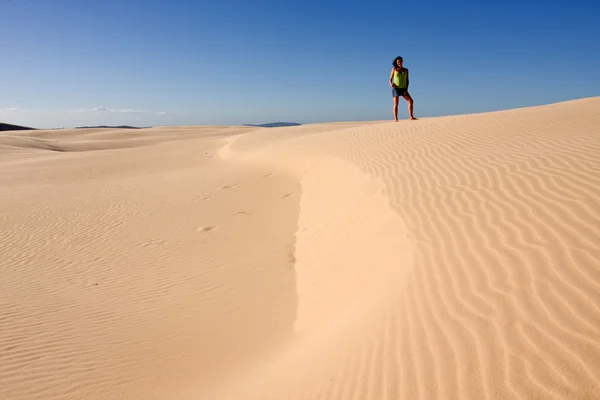 Meisje in woestijn — Stockfoto