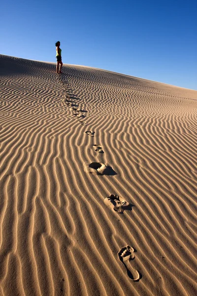 GIRL IN DESERT — Stock Photo, Image