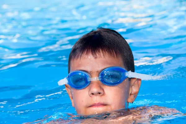The boy floats in pool — Stock Photo, Image