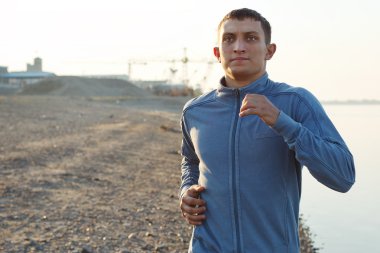 erken sabah saat ısınma-up genç adam