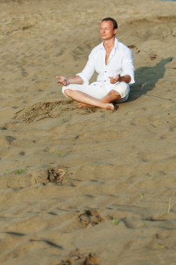 güzel adam nehir Sahilde meditasyon