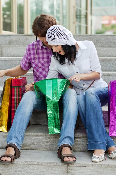 Beautiful young couple after shopping. Outdoor shot — Stock Photo, Image