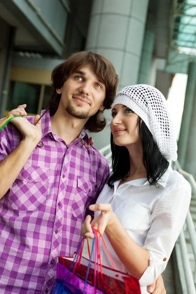 Beautiful young couple after shopping. Outdoor shot — Stock Photo, Image