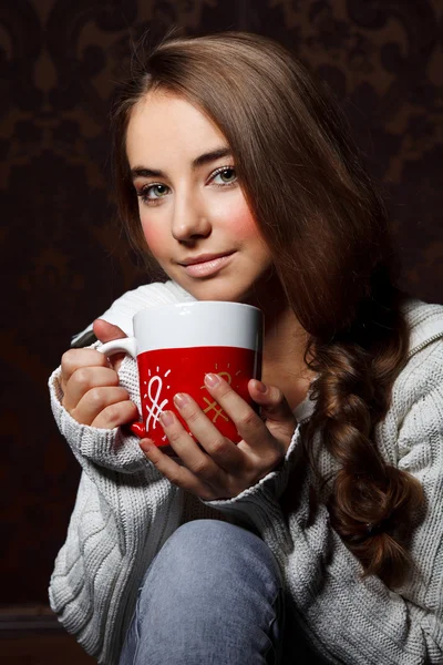 Szép fiatal lány iszik forró csokoládé — Stock Fotó