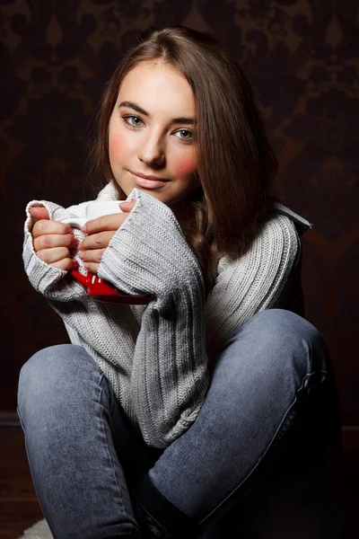 美丽的年轻女孩喝热巧克力 — 图库照片