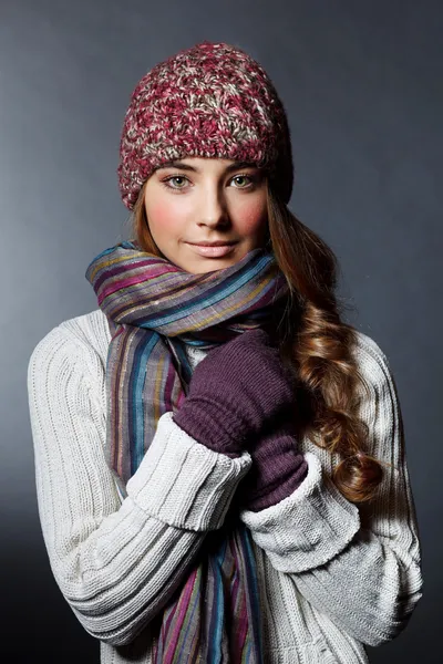 Hermosa chica con ropa de invierno. Captura de estudio — Foto de Stock