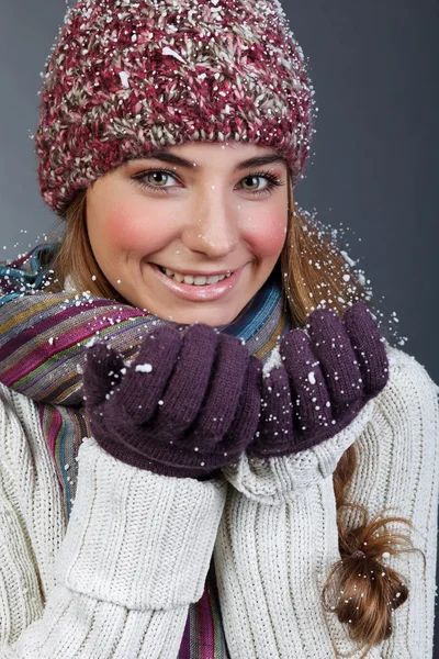 Krásná dívka v zimě oblékání. Studio záběr — Stock fotografie