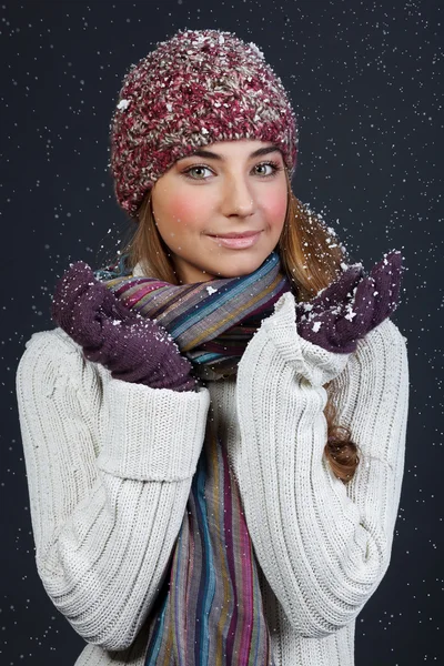 Bella ragazza in abiti invernali. Studio girato — Foto Stock