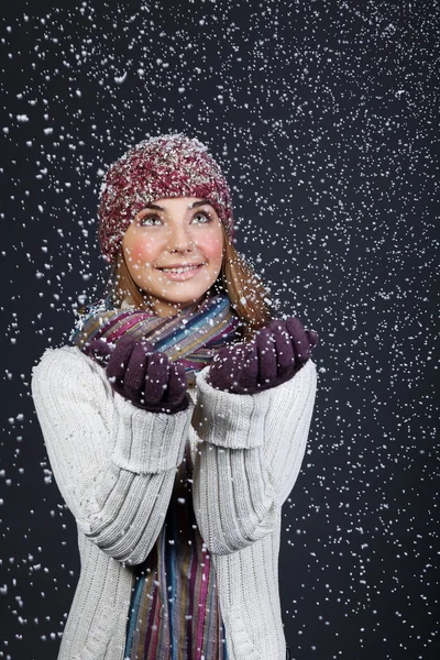 Schöne Mädchen in Winterkleidung. Studioaufnahme — Stockfoto