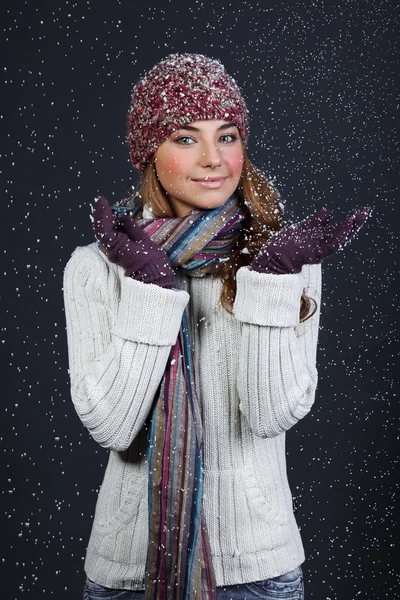 Smuk pige i vintertøj. Studieoptagelse - Stock-foto