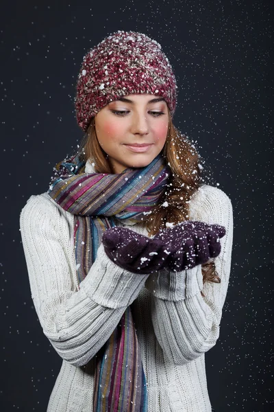 美丽的女孩，在冬天的衣服。工作室拍摄 — 图库照片
