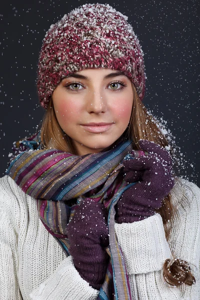 Kış giysileri içinde güzel bir kız. Stüdyo vurdu — Stok fotoğraf