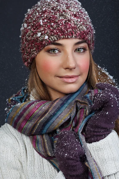 Piękna dziewczyna w zimowe ubrania. łapka — Zdjęcie stockowe