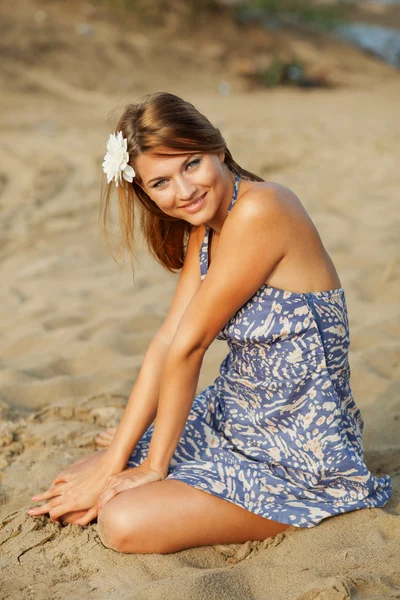 Beautiful young woman having rest on river beach. Outdoor shot — Stock Photo, Image